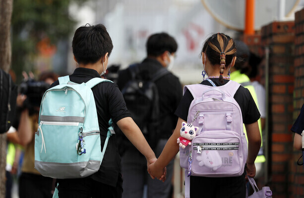 A brother and sister in second grade walk to school on Aug. 17, 2018, in Seoul’s Gangseo District. (Kim Hye-yun/The Hankyoreh)
