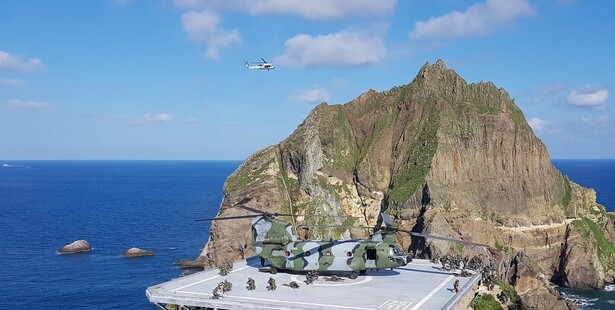 South Korean marines engage in a training exercise on Dokdo on Aug. 25. (Yonhap News)