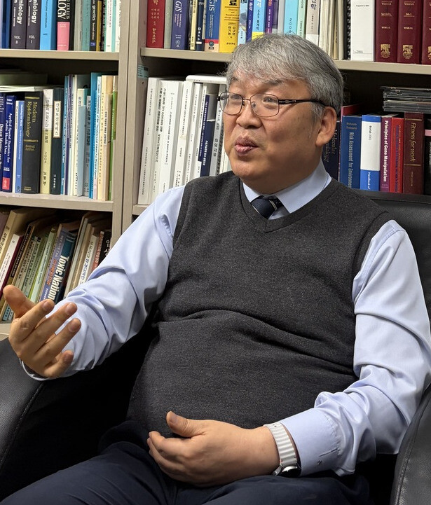임종한 인하대 의과대학 교수(사회·예방의학)가 지난 15일 인천 중구 신흥동 인하대병원에서 한겨레를 만난 인터뷰하고 있다.