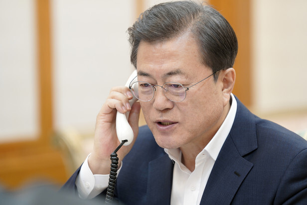 South Korean President Moon Jae-in takes a phone call with US President Donald Trump at the Blue House on Mar. 24. (provided by the Blue House)