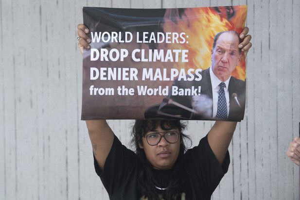 환경단체 회원이 22일 미국 워싱턴 디시의 세계은행 본사에서 데이비드 맬패스 총재의 해임을 요구하는 항의시위를 벌이고 있다. 워싱턴 디시/AP 연합뉴스