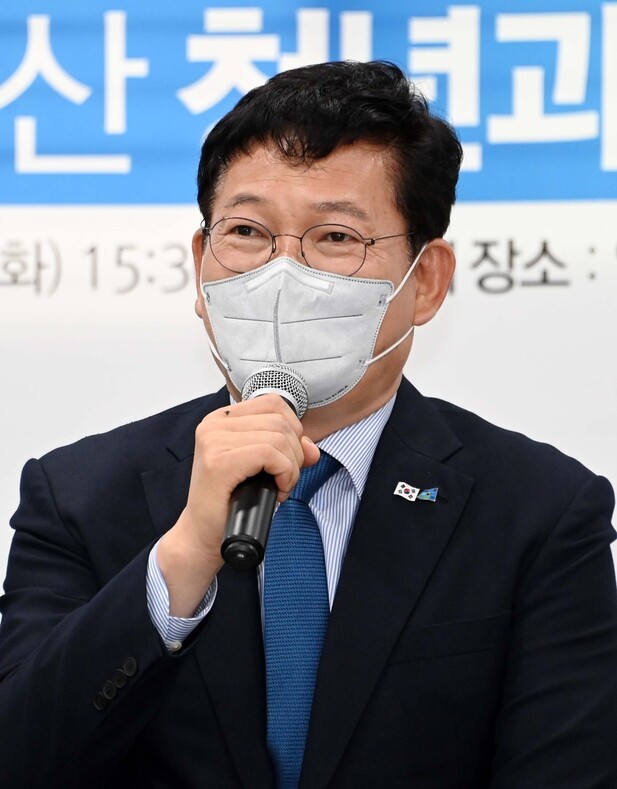 송영길 더불어민주당 대표가 25일 서울 영등포구 무중력지대 영등포에서 열린 국민소통·민심경청 프로젝트 ‘서울·부산 청년과의 간담회'에서 발언하고 있다. 연합뉴스