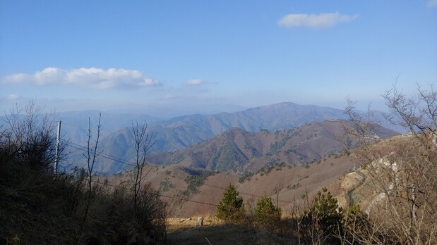 A photo taken from the Eastern Front, where the media explanation event took place on the 25th, looking north.  It is not visible, but there is an iron fence in front of it in the valley directly ahead.  The areas up front are the Demilitarized Zone (DMZ) and North Korean land, and Mt.