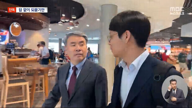 Lee Jong-sup, the former defense minister and current ambassador to Australia, speaks with a reporter from MBC as he walks through the Brisbane Airport during his layover on his way to Canberra on March 10. (courtesy of MBC)