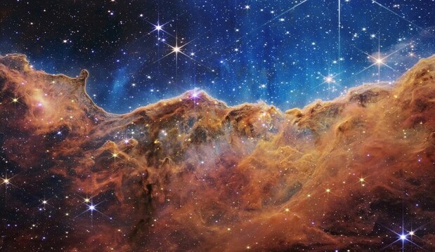제임스웹우주망원경이 촬영한 용골자리 성운. 지구에서 7600광년 떨어진 이 성운은 태양보다 몇배 더 큰 무거운 별들의 고향으로, 우리은하에서 가장 크고 밝은 성운 가운데 하나다. 미 항공우주국 제공