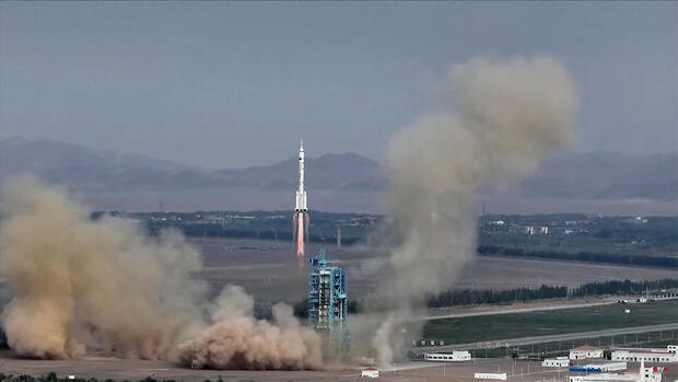 30일 오전 중국 네이멍구 주취안위성발사센터에서 선저우 16호가 창정2F 로켓에 실려 이륙하고 있다. CGTN 화면 갈무리