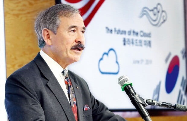 US Ambassador to South Korean Harry Harris gives a keynote address at the “Future of the Cloud” hosted by the US Embassy Seoul and the Korea Internet Corporations Association at Facebook Korea on June 5. (Yonhap News)