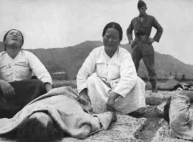 1948년 10·19여순사건 때 가족을 잃고 오열하는 민간인들을 진압작전을 지휘한 미국 임시군사고문단원이 지켜보고 있다. 여수지역사회연구소 제공