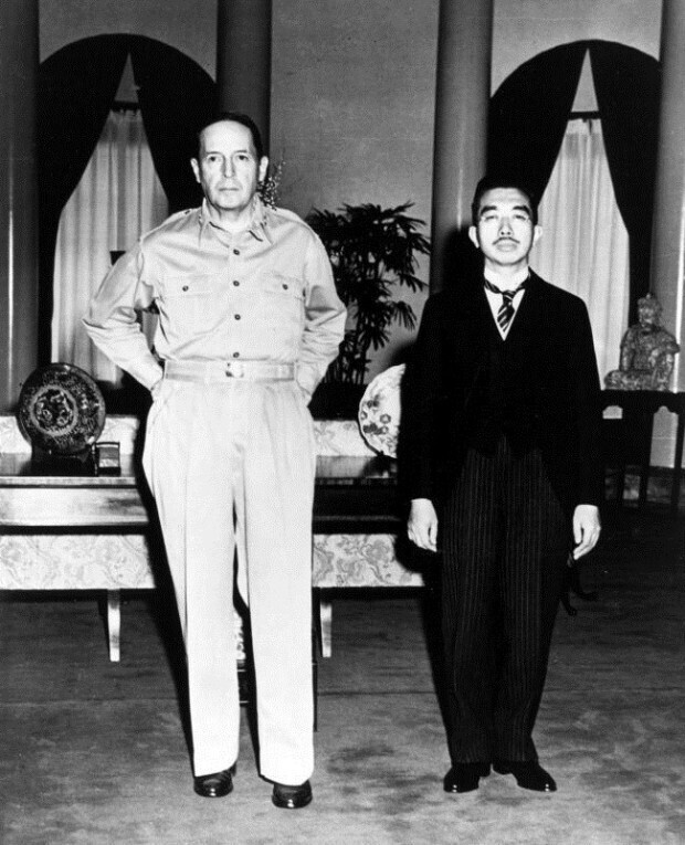 Gen. Douglas MacArthur, the supreme commander of the Allied Powers who occupied Japan, and Emperor Hirohito. (Hankyoreh file photo)