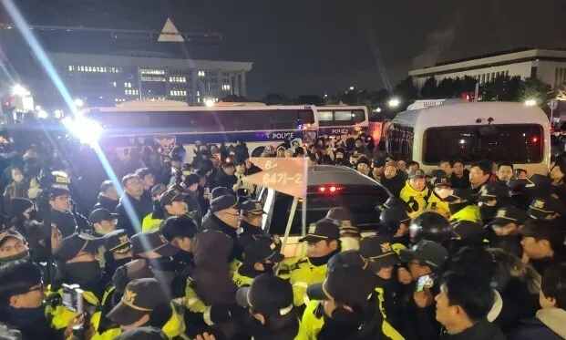 계엄 때 국회 출동한 경찰 “술을 좀 해서…잘 모르고 …
