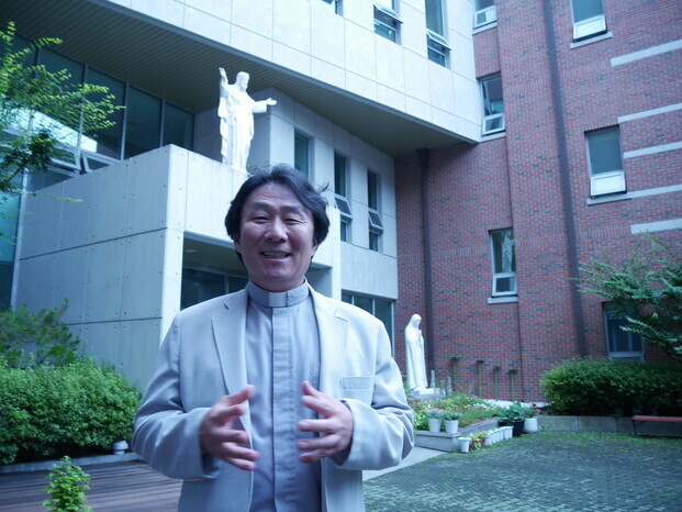 The Rev. Kim Jeong-dae speaks to the Hankyoreh. (Cho Hyun/The Hankyroeh)