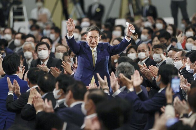 Japanese Chief Cabinet Secretary Yoshihide Suga celebrates his victory in the election to become the new leader of the Liberal Democratic Party on Sept. 14 in Tokyo, setting him up to replace former Prime Minister Shinzo Abe. (Yonhap News)