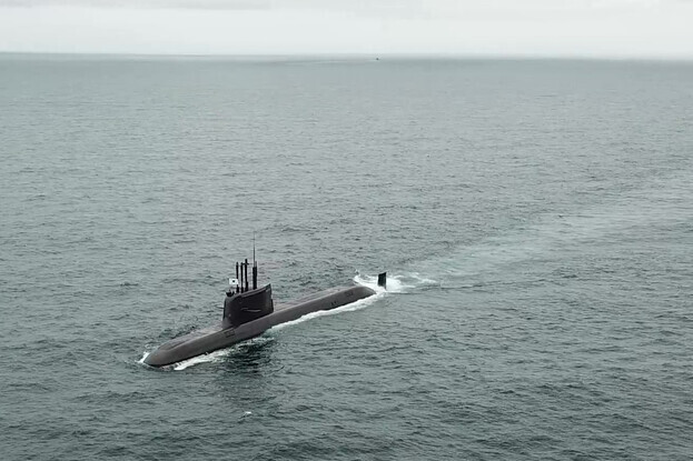 Carrying a homegrown submarine-launched ballistic missile (SLBM), South Korea’s 3,000-ton class Dosan Ahn Chang-ho submarine, moves to complete a test launch on Wednesday. (provided by the Ministry of National Defense)