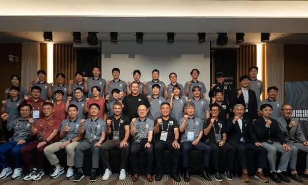 Lee Yong -soo, vice chairman of the Korean Football Association and executive director Kim Seung -hee, is taking pictures of the Korea -Japan Football Association for the development of technology on the 14th. Provided by the Korean Football Association