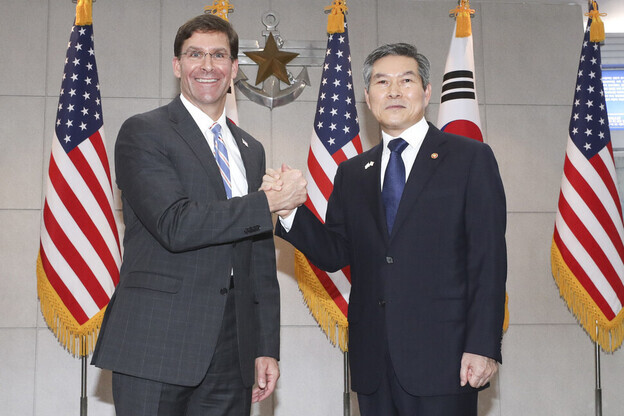 South Korean Defense Minister Jeong Kyeong-doo (right) and US Defense Secretary Mark Esper ahead of their meeting at the South Korean Ministry of National Defense in Seoul on Aug. 9, 2019. (photo pool)