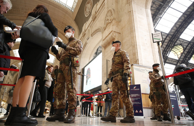 Italian police and military inspect passengers at Milano Centrale railway station on Mar. 9. (Yonhap News)