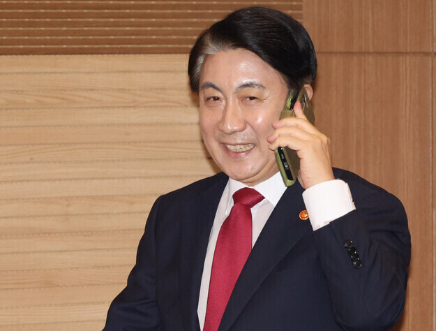Korea Communications Commission Chairperson Lee Dong-kwan takes a phone call while taking part in a People Power Party-organized public hearing on introducing a bill to “eradicate fake news” on Sept. 19. (Yonhap)