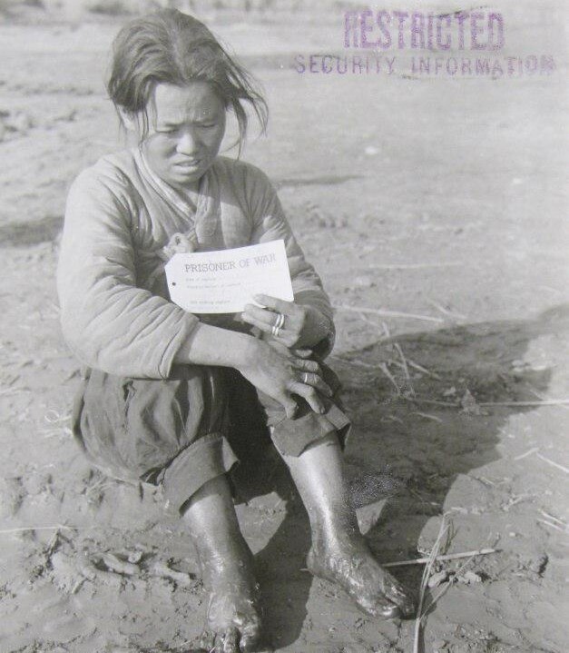 사진❹ 동상에 걸려 앉아 있는 여성 빨치산 포로. 강성현 제공