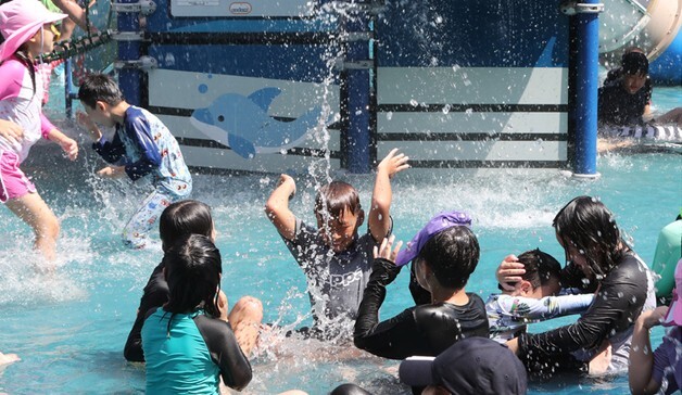 광주 북구에 있는 광주시민의숲 물놀이장에서 아이들이 물놀이하고 있다. 연합뉴스