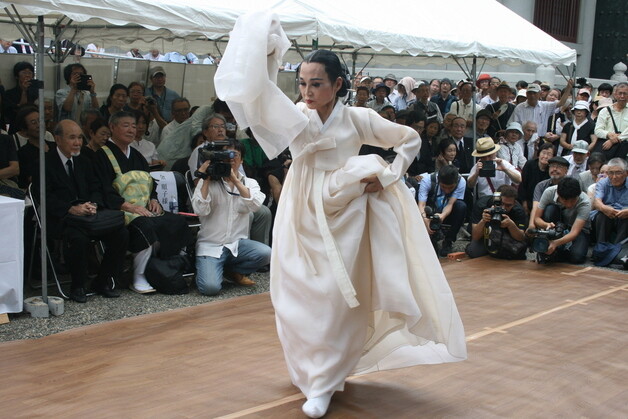 Intangible cultural heritage possessor Kim Soon-ja performs a ceremonial dance in white mourning clothes to soothe the spirits of Koreans slaughtered during the Great Kanto earthquake in Tokyo’s Yokoamicho Park on Sept. 1. (Cho Ki-weon