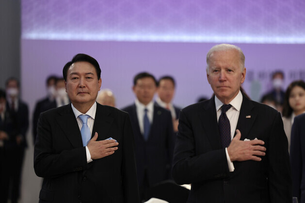 President Yoon Suk-yeol of South Korea and President Joe Biden of the US hold their hands over their hearts during a welcome banquet for Biden held at the National Museum of Korea on May 21, 2022. (courtesy of the presidential office)