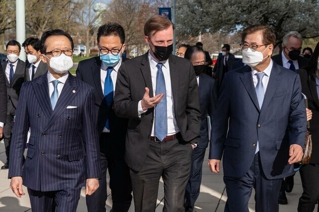 South Korean National Security Advisor Suh Hoon, right, US National Security Advisor Jake Sullivan, center, and Japanese National Security Secretariat Secretary General Shigeru Kitamura walk together during their meeting on April 2 at the US Naval Academy in Annapolis, Maryland. (provided by the Ministry of Foreign Affairs)