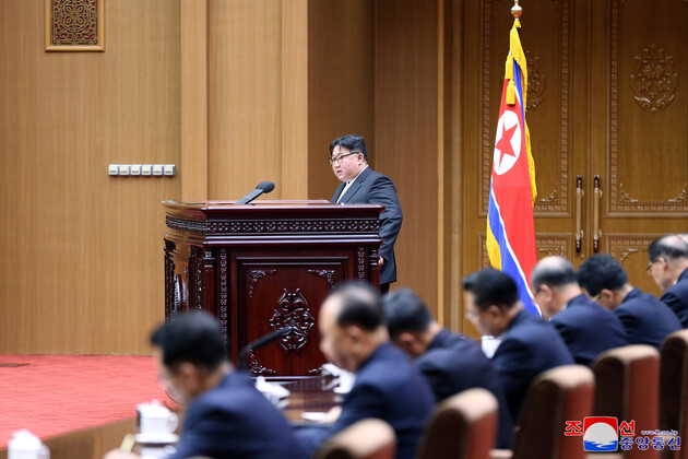 김정은 북한 국무위원장이 2024년 1월15일 평양 만수대의사당에서 열린 최고인민회의 제14기 10차 회의에 출석해 시정연설을 하고 있다. 연합뉴스