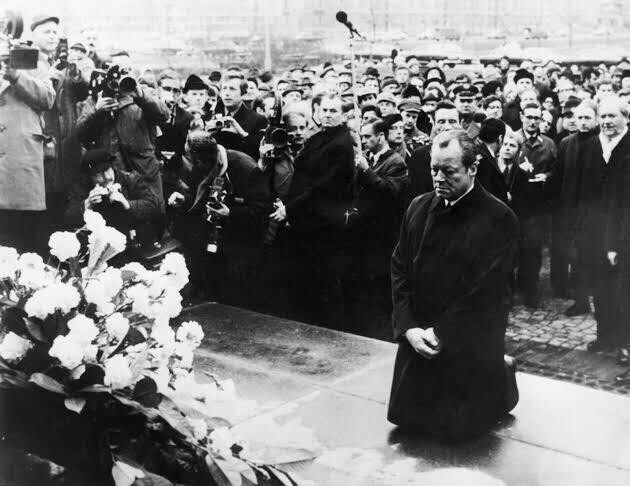 1970년 12월7일 폴란드를 방문한 빌리 브란트 서독 총리가 나치 정권에 희생된 유대인들을 기리는 위령탑에 헌화한 뒤 무릎을 꿇고 추모하고 있다. 한겨레 자료