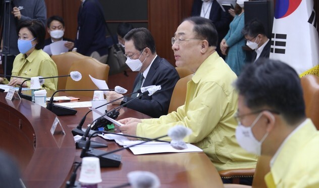 Deputy Prime Minister Hong Nam-ki (second right) presides over a meeting of the emergency economic council at the Central Government Complex in Seoul on May 7. (Yonhap News)