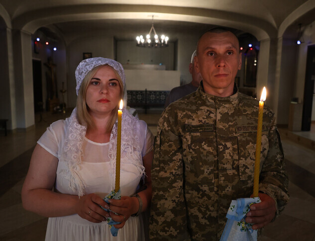 Olha (35) and Yuri (44), who have been together for 16 years, are wed at Church of St. Andrew and Pyervozvannoho All Saints in Bucha, Ukraine, on June 14. Yuri was granted 10 days of leave from his post in Luhansk. (Kim Hye-yun/The Hankyoreh)
