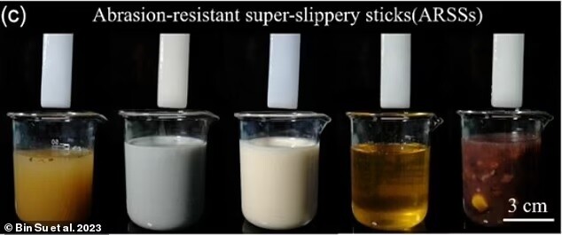 실험 결과 흙탕물, 우유, 요구르트, 꿀, 합성 배설물이 모두 새 변기에 전혀 달라붙지 않았다(왼쪽부터). 화중과학기술대 제공