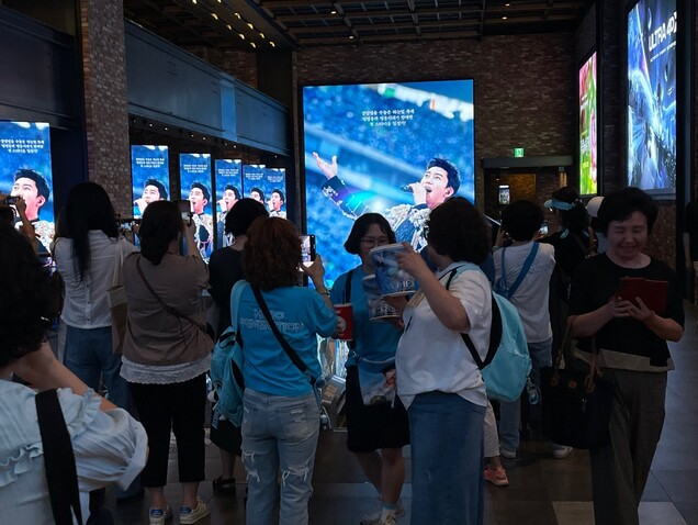 28일 오전 9시께 임영웅의 팬들이 서울 용산구 씨지브이 용산아이파크몰점에서 영화 ‘임영웅│아임 히어로 더 스타디움’ 관람 인증사진을 찍고 있다. 김민제 기자