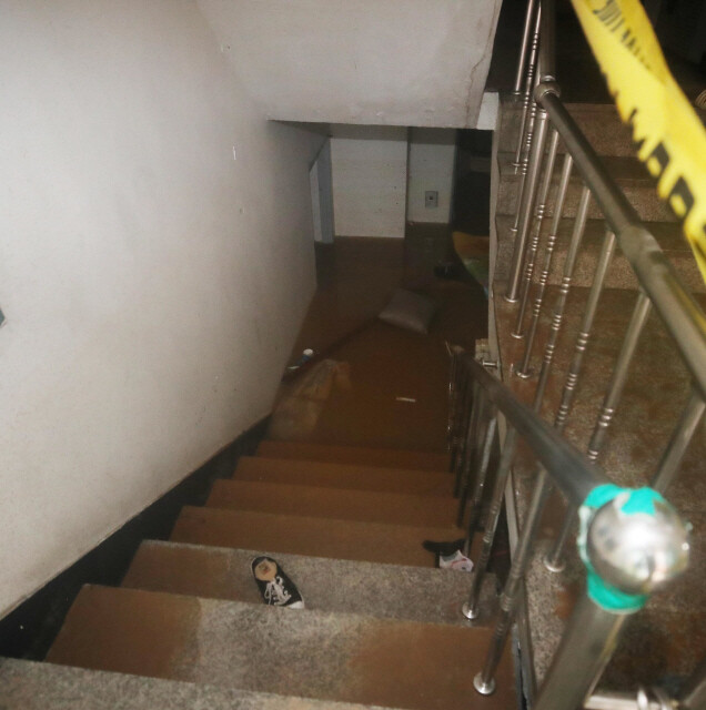 지난 8일 밤 쏟아진 집중호우로 서울 관악구 신림동의 반지하층에 살던 일가족 3명이 숨졌다. 이들은 밤 9시께부터 불어난 물을 피하지 못한 것으로 보인다. 사진은 일가족이 살던 반지하층의 모습. 대통령실사진기자단