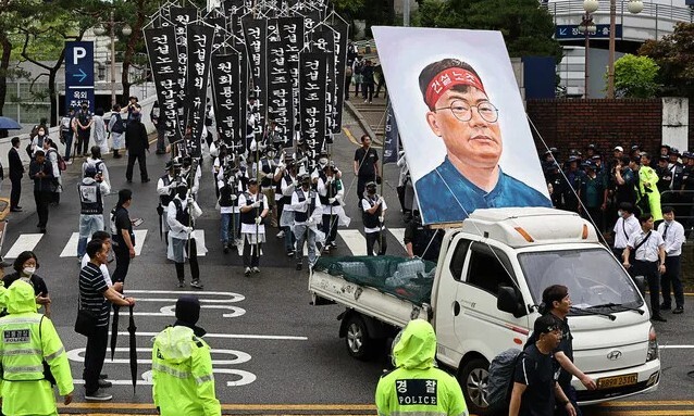 지난해 6월21일 오전 서울대병원 장례식장에서 발인 미사를 마친 민주노총 건설노조 간부 양회동씨의 장례행렬이 경찰청으로 향하고 있다. 연합뉴스