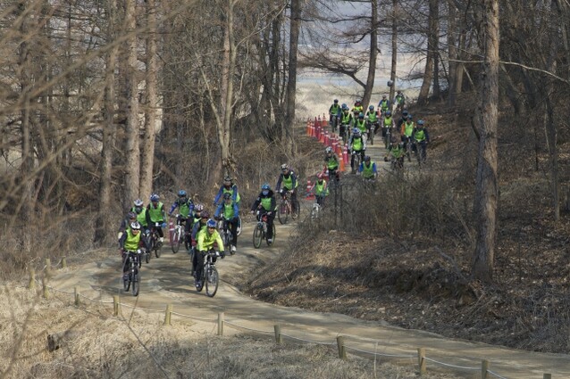 More than 200 cyclists participated in the DMZ Bike Tour in March 2016. (Kim Seong-gwang