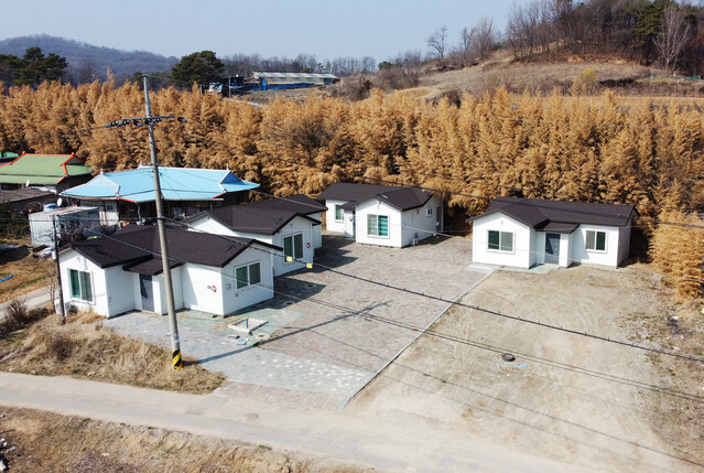 On the afternoon of the 10th, in the Wachon-ri, Yeonseo-myeon area, Sejong-si, which is known as the planned site of the Sejong National Industrial Complex, there is a suspicion of speculation due to the dense population of prefabricated houses.  Yunhap news