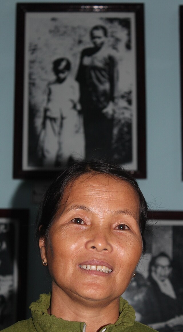 선미증적 박물관 2층 전시실에 걸린 팜티투언과 작은딸 응우옌티리엔 모녀의 사진 앞에 선 딸 리엔. 사진 속 어머니를 빼닮았다. (왼쪽부터)