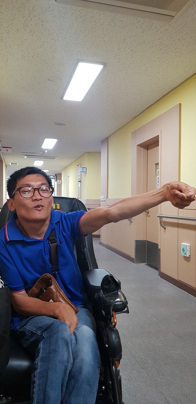 8월13일 경북 구미 장애인 체육관에서 만난 중증장애인 정하송(29)씨. 이승준 기자