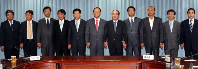 2009년 8월 방송문화진흥회 이사 임명식에서 최시중 당시 방송통신위원장(왼쪽 6번째)이 이사들과 기념사진을 찍었다. 당시 정부·여당 추천 몫으로 선임된 차기환 이사(왼쪽 3번째)는 1회 연임해 6년 동안 방문진 이사를 역임하고 올해 8월에는 정부·여당 추천 몫의 KBS 이사로 선임됐다. 한겨레 김태형 기자