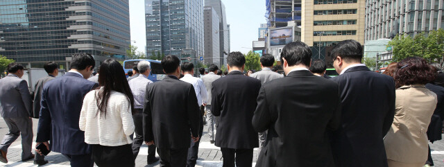 점심시간에 거리로 쏟아져나온 직장인들의 뒷모습. 열심히 회사생활을 해도 ‘중산층’으로 버티기 힘든 사회가 되었다. 한겨레 강봉규 선임기자