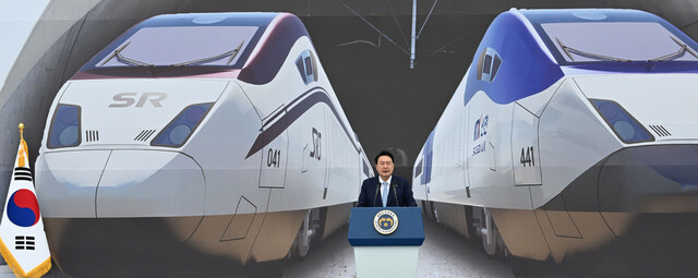 2023년 6월7일 당시 대통령 윤석열이 충북 청주시 청원구 문화제조창 중앙광장에서 열린 ‘평택~오송 고속철도 2복선화 착공 기념식'에 참석해 기념사를 하고 있다. 대통령실사진기자단