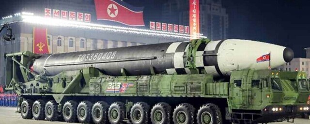 4월25일 북한이 군 창건 기념 열병식에서 등장시킨 신형 ICBM 화성-17, 25일 아침 북한은 이 ICBM을 포함해 3발의 탄도미사일을 시험발사한 것으로 추정된다. 조선중앙통신 연합뉴스