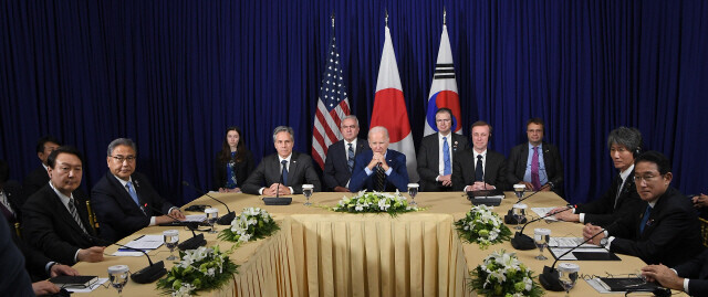 President Yoon Suk-yeol of South Korea (far left), President Joe Biden of the US (center) and Prime Minister Fumio Kishida of Japan (far right) take part in a three-way summit in Phnom Penh, Cambodia, on Nov. 13. (Yoon Woon-sik/The Hankyoreh)