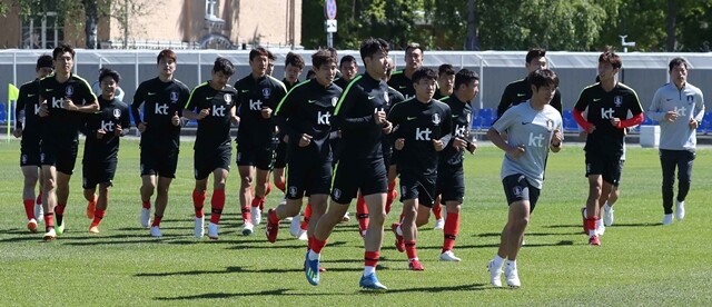 한국 축구대표팀 선수들이 6월14일 상트페테르부르크 훈련장에서 훈련하고 있다. 한겨레 박종식 기자