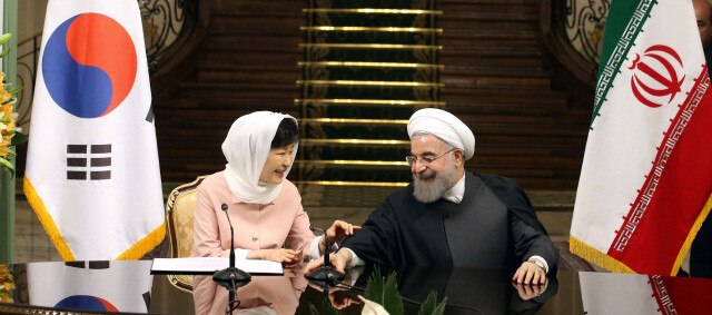 President Park Geun-hye greets Iranian President Hassan Rouhani during their summit in Tehran