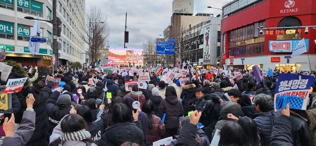 2024년 12월14일 오후 5시 ‘광주시민 제6차 총궐기대회’가 열리고 있던 광주 금남로에서 시민들이 탄핵 가결 소식을 듣고 환호하고 있다. 한겨레 김용희 기자