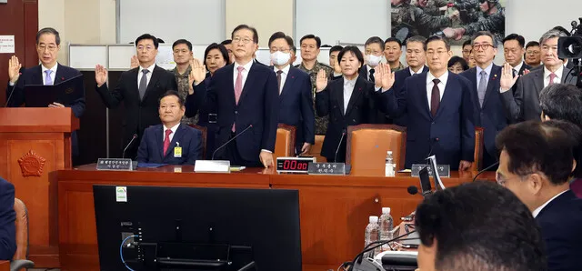 22일 서울 여의도 국회에서 열린 ''윤석열 정부의 비상계엄 선포를 통한 내란 혐의 진상규명 국정조사 특별위원회'' 1차 청문회에서 한덕수 국무총리 등 출석한 증인들이 선서하고 있다. 김경호 선임기자 jijae@hani.co.kr