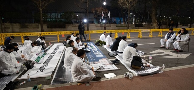 2018년 12월21일 밤 청와대 사랑채 앞에서 비정규직 노동자들과 ‘구의역 김군’ 동료(맨 오른쪽)인 승강장 안전문 정비 노동자가 만났다. 김진수 기자