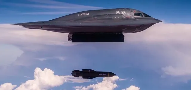 미 ‘벙커 버스터’ 사상 첫 실전 투하…때린 곳 또 때렸다