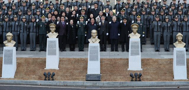 The Korea Military Academy unveils the busts of five national independence heroes on March 1, 2018. (Yonhap)